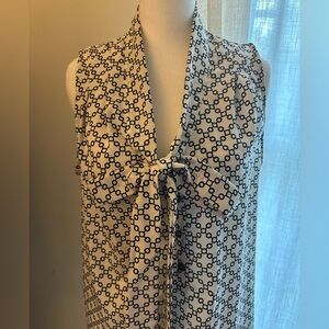 41 Hawthorn Black and White Sleeveless Tie Front Blouse